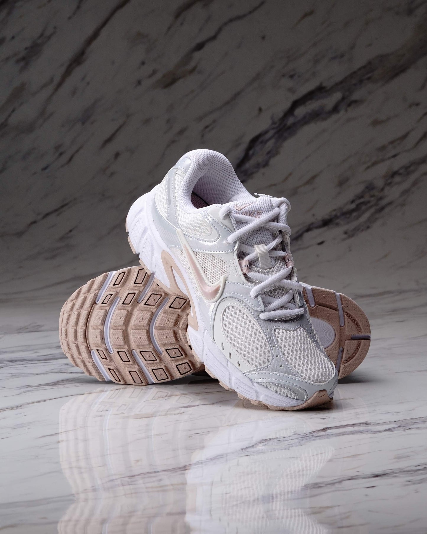 W NIKE V5 RNR
