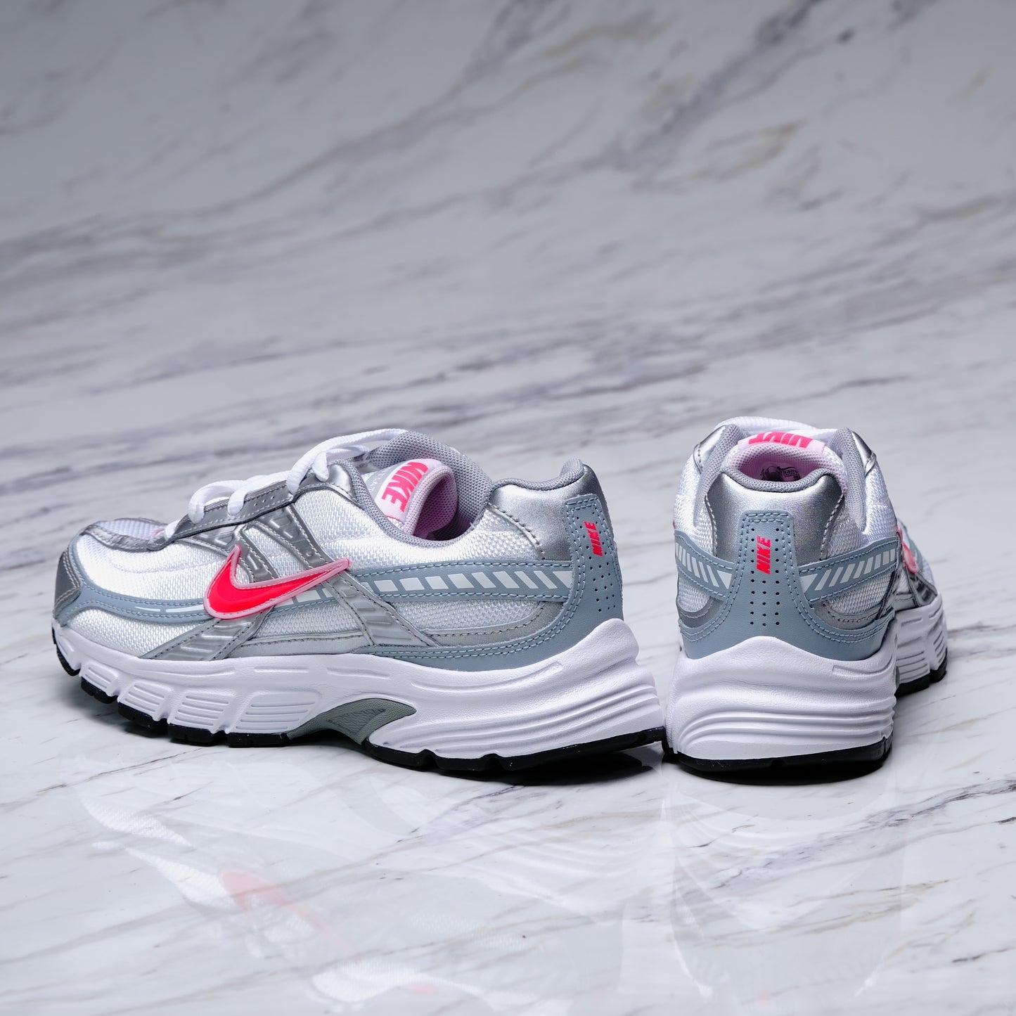 WMNS NIKE INITIATOR