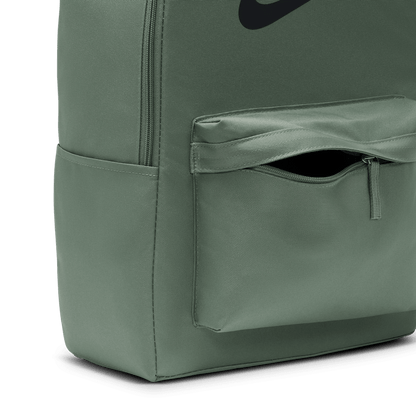 MOCHILA NIKE  HERITAGE BKPK CLAY GREEN/CLAY GREEN/(BLACK)