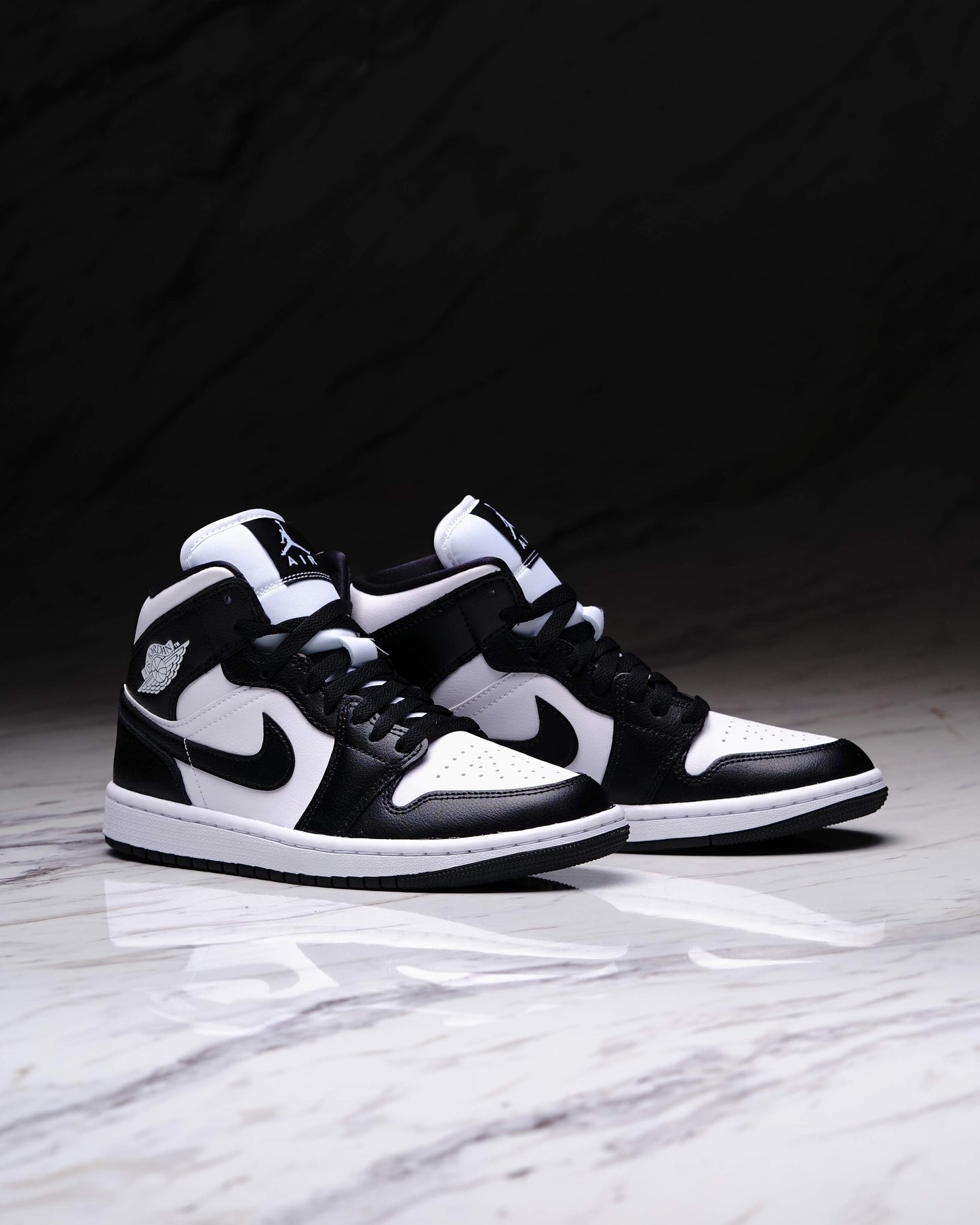 NIKE WMNS AIR JORDAN RETRO 1 MID 36