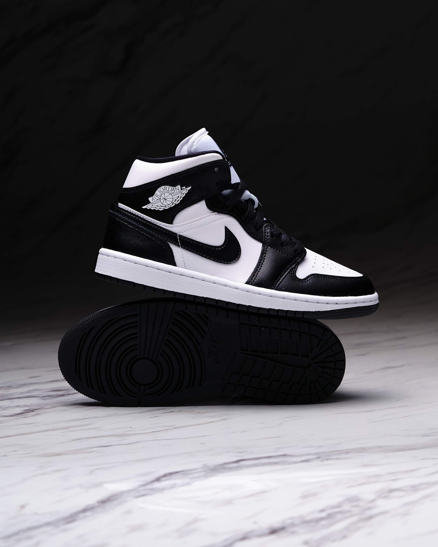 NIKE WMNS AIR JORDAN RETRO 1 MID 36