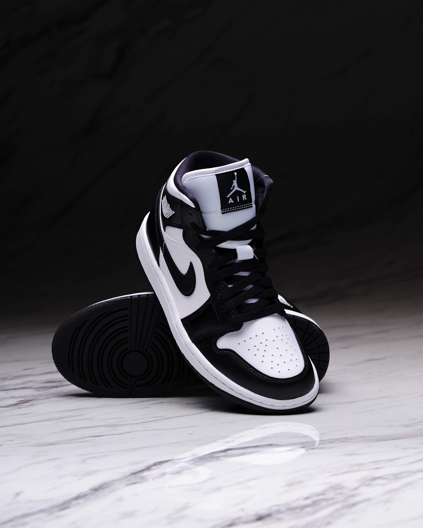 NIKE WMNS AIR JORDAN RETRO 1 MID 36