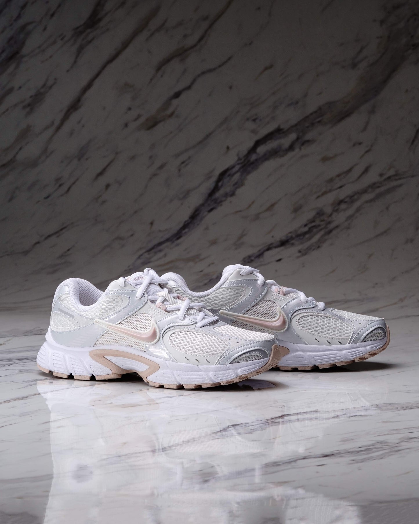 W NIKE V5 RNR