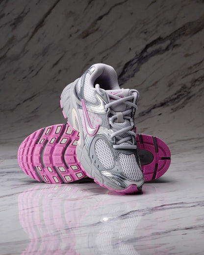 W NIKE V5 RNR